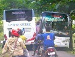 Arus Padat Jalan Sempit, Ancam Keselamatan Wisatawan Pantai