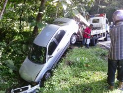 Mengantuk, Mobil Sedan Masuk Jurang