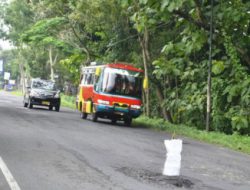 Jalan Berlubang Ancam Nyawa Pengendara Motor