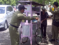 PKL yang Bertengger di Depan Rumah Dinas Bupati, Ditertibkan