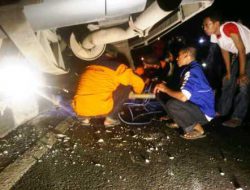 Menghindari Pengendara Motor Nakal, Sebuah Bus Terguling