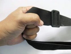 Seorang Ibu Merampas Barang Berharga Milik Siswi SD