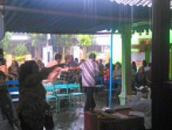 Hujan Tak Surutkan Niat Masyarakat untuk Menyoblos