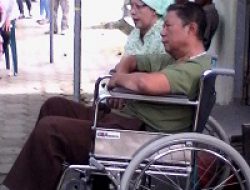 Sakit Stroke, Pemilih ini Rela Antre untuk Nyoblos