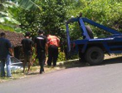 Ditinggal di Bengkel Tidak Dihandrem, Mobil Terperosok