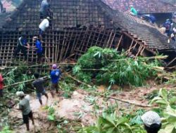 Relawan Evakuasi Material Longsor di Gedangsari