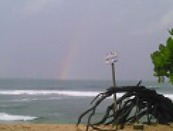 Indahnya Pelangi di Pantai Somandeng