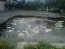 Tanah di Depan Sebuah Ruko Dekat Bandara Adi Sutjipto Amblas