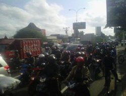 Mobil Ertiga Terperosok, Lalu Lintas Macet