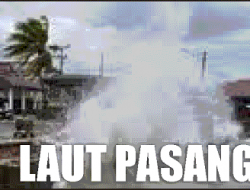 Belasan Warung di Pantai Depok  Diterjang Gelombang Pasang