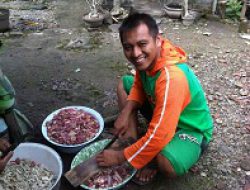 Salut, Meskipun Kalah Caleg ini Gelar Syukuruan