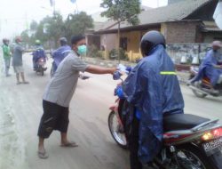 Mayarakat Bagikan Masker Gratis kepada Pengendara