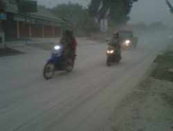 Awas, Debu Vulkanik Diguyur Hujan Jalan Jadi Licin