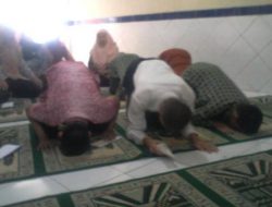 Lulus, Siswa Difable Sujud Sukur dan Ciumi Tangan Sang Guru