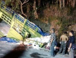 Truk Pasir Masuk Jurang, Dua Luka-Luka