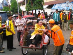 Blusukan, Titiek Singgung Foto Soeharto dengan Tagline, Piye Bro Iseh Penak Jamanku To?