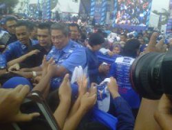 SBY Berkampanye dengan Menyanyi