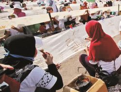 Batik Ini Benar-Benar Luar Biasa Panjangnya