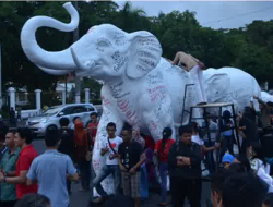 Wisatawan yang Datang ke Malioboro Bisa Menulis Pesan di Tubuh â€˜Gajah Putihâ€™