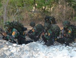 Taruna Korps Marinir Serbu Pantai Tebul Madura