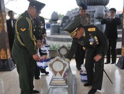 Danrem 072/Pmk Pimpin Upacara Ziarah di Makam Pahlawan