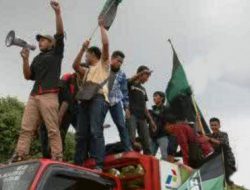 Tolak Kenaikan Harga BBM, Ada yang Dorong Angkot Sampai  Sandera Truk Pertamina