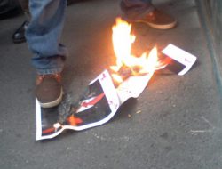 Mahasiswa Yogyakarta Injak dan Bakar Foto Jokowi-JK