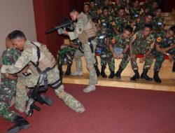 Taruna Korps Pelaut Simulasi Penangkapan Perompak