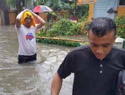 Aktifitas Warga Ibu Kota Lumpuh, Banjir Jakarta Lebih Parah dari 2013