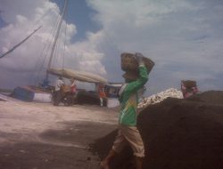 Kaum Ibu Ini Kerja Keras Demi Bantu Kebutuhan Keluarga