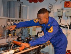 Taruna AAL Latihan Pengendalian Mesin Kapal Perang dan Prayudha