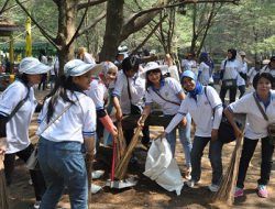 Rayakan HUT, Istri TNI Bersih-bersih Goa