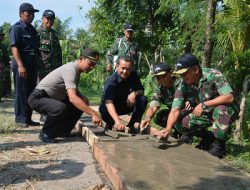 Demi Jalin Keakraban dengan Warga, Anggota TNI Gelar Karya Bakti