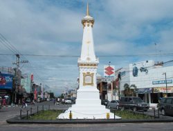 Heboh Bule Cipratkan Cat Ke Tugu, Ternyata Ini Alasannya