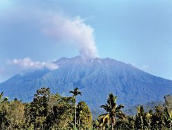 Gunung Raung “Meraung” Lagi, Dua Bandara Kembali Ditutup