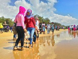Lebaran Ketupat, Pantai Lombang Masih Jadi Destinasi Wisata Favorit Warga Sumenep