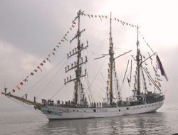 Kapal Dewa Ruci Taruna AAL Tiba Di Kota Baru, Disambut Hangat Warga