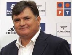 Mantan Pelatih Madrid Ini Pertimbangkan Tawaran Persib