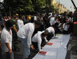 Ribuan Cap Telapak Tangan Anti Teoris Pecahkan Rekor MURI