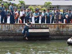 Usai Upacara Kenkat 18 Perwira Kolinlamil Ceburkan Diri Kelaut