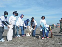 Istri Tiga Matra TNI Bersih-Bersih Pantai