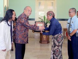 Pengguna Setia Onthel Terima Penghargaan Pratisara Roda Panguripan