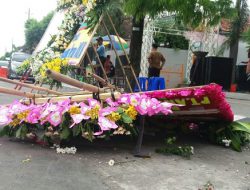 Diterjang Angin, Karangan Bunga Jokowi Mantu Roboh