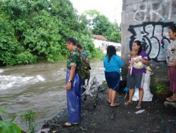 Antisipasi Potensi Banjir Sungai Code, Babinsa Terban Patroli Bersama Warga