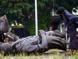 Patung Raksasa Tergeletak di Alun-Alun Utara Sedot Perhatian Warga Jogja