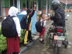 Jembatan Putus Diterjang Banjir Masih Dalam Perbaikan, Babinsa Antar Jemput Anak Sekolah