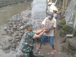 Perempuan Tangguh di Tengah Giat TMMD Kian Menyulut Semangat Pengabdian Prajurit