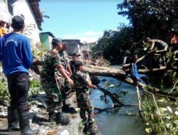 Sambut TMMD, Ratusan Warga Pandeyan Bersama Prajurit Bersihkan Sungai Gajah Wong