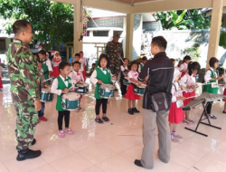 Dampingi Siswa TK, Satgas TMMD Tanamkan Kedisiplinan Sejak Usia Dini