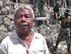 Pria Paruh Baya Ini Rela Tinggalkan Pekerjaan Demi Membangun Talud dalam Program TMMD